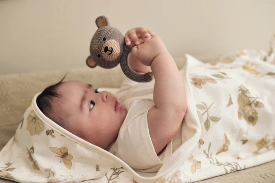 Baby hält Beißring Bär – BPA-freies Beißspielzeug