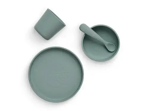 Kindergeschirr-Set aus Silikon in Ash Green – Teller, Schüssel, Becher und Löffel in moderner Pastellfarbe