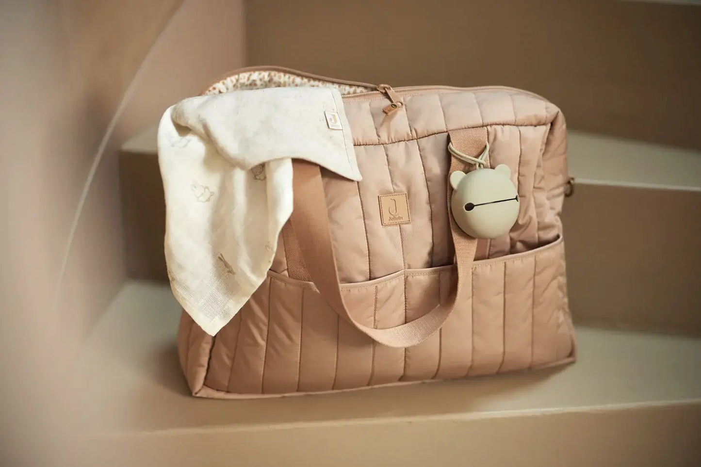 Silikon Schnullerbox Olive Green mit Trageschlaufe an Tasche befestigt