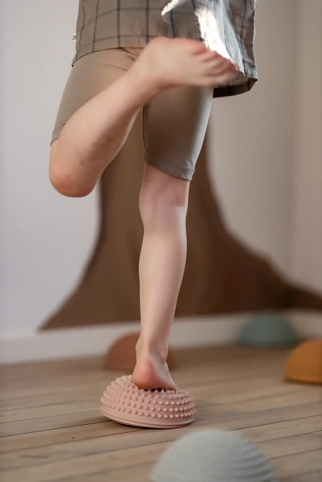 Set von vier Sensory Stones mit unterschiedlichen Oberflächenstrukturen, geeignet für die Förderung der Feinmotorik und sensorischen Entfaltung.