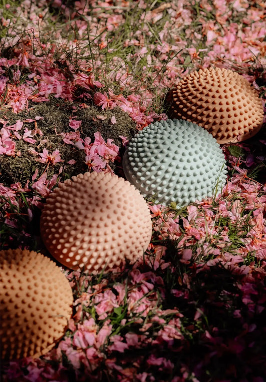 „Sensory Stones – Vier verschiedene Steine in lebhaften Farben, perfekt für die Förderung der taktilen Wahrnehmung.