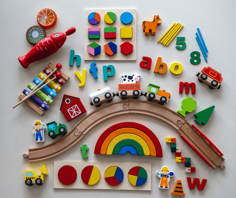 eißer Hintergrund mit vielen bunten Holzklötzchen in verschiedenen Farben, die verstreut auf dem Untergrund liegen.