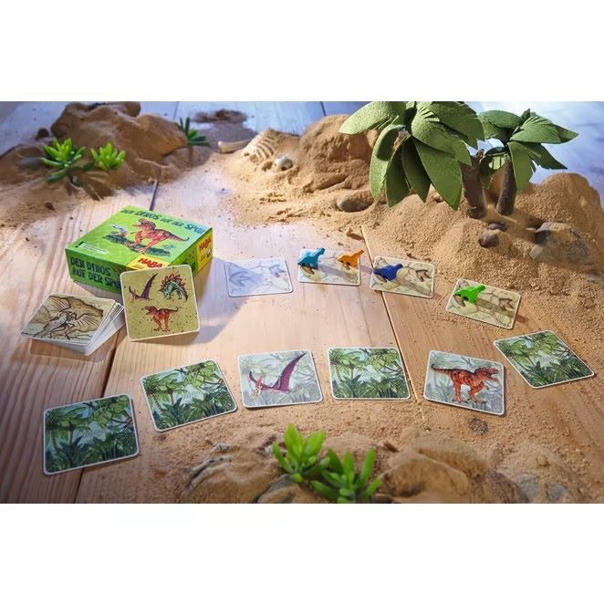 Das Memo-Spiel ‚Den Dinos auf der Spur‘ mit Dino-Karten und Spielbrett.