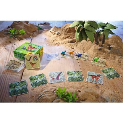 Das Memo-Spiel ‚Den Dinos auf der Spur‘ mit Dino-Karten und Spielbrett.