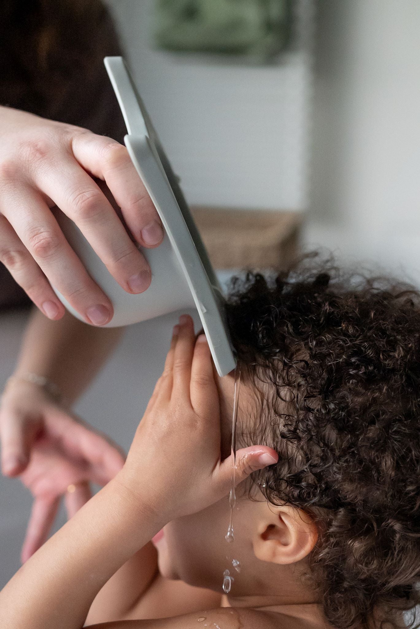 Die Duschhilfe in Seestern-Form erleichtert das Duschen kleiner Kinder – sicher und spielerisch.