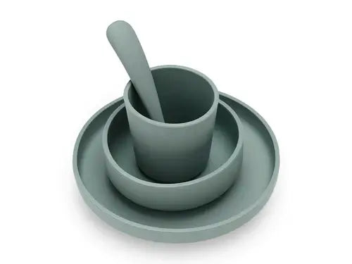 4-teiliges Kindergeschirr-Set in Ash Green, bestehend aus Teller, Schüssel, Becher und Löffel – stapelbar und praktisch