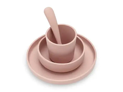 4-teiliges Kindergeschirr-Set in Pale Pink, bestehend aus Teller, Schüssel, Becher und Löffel – stapelbar und praktisch