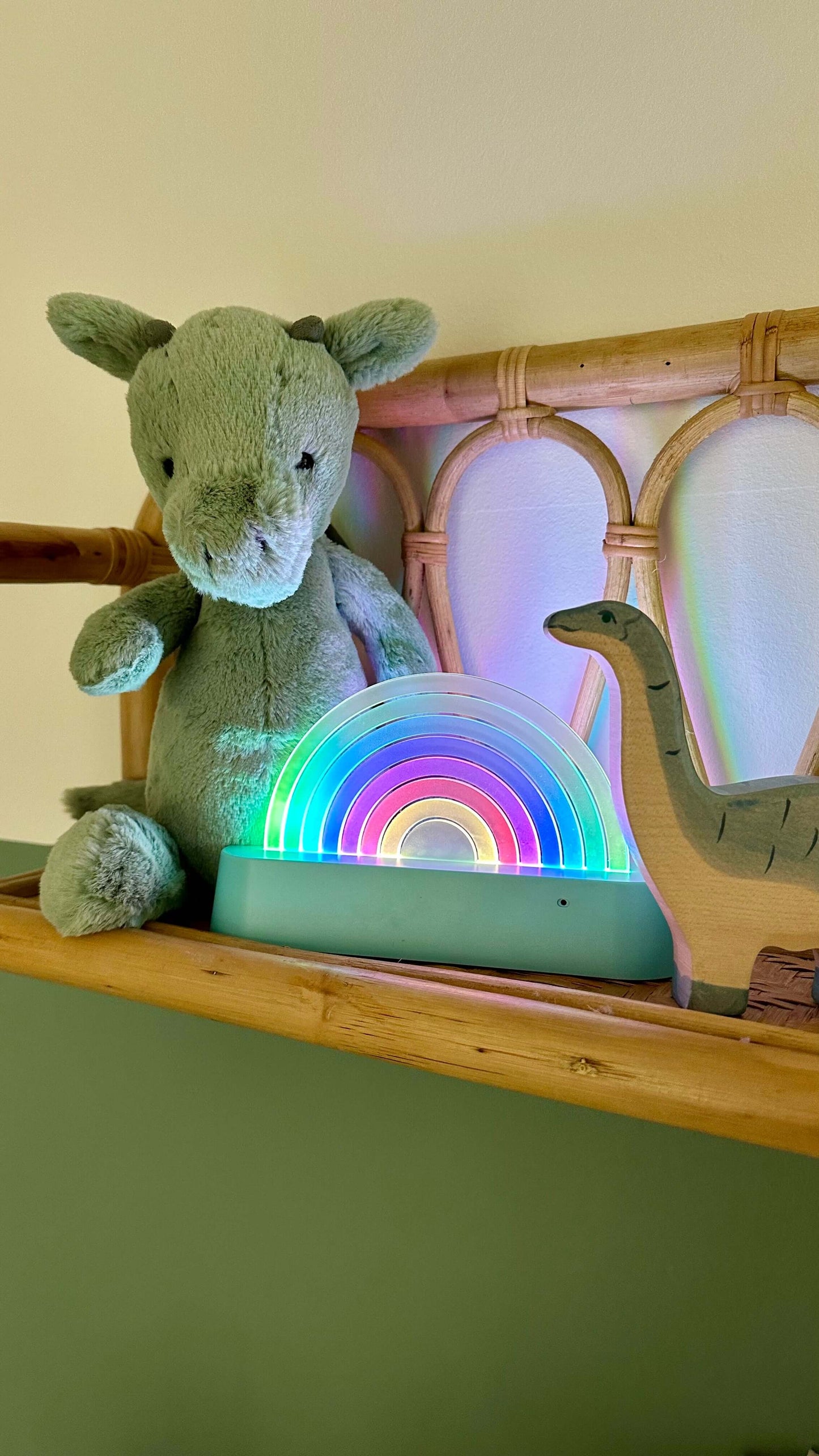 Die Dancing Rainbow Lampe in Mint steht auf einem Schrank im Kinderzimmer und erzeugt bunte Lichter, die im Rhythmus der Musik tanzen.