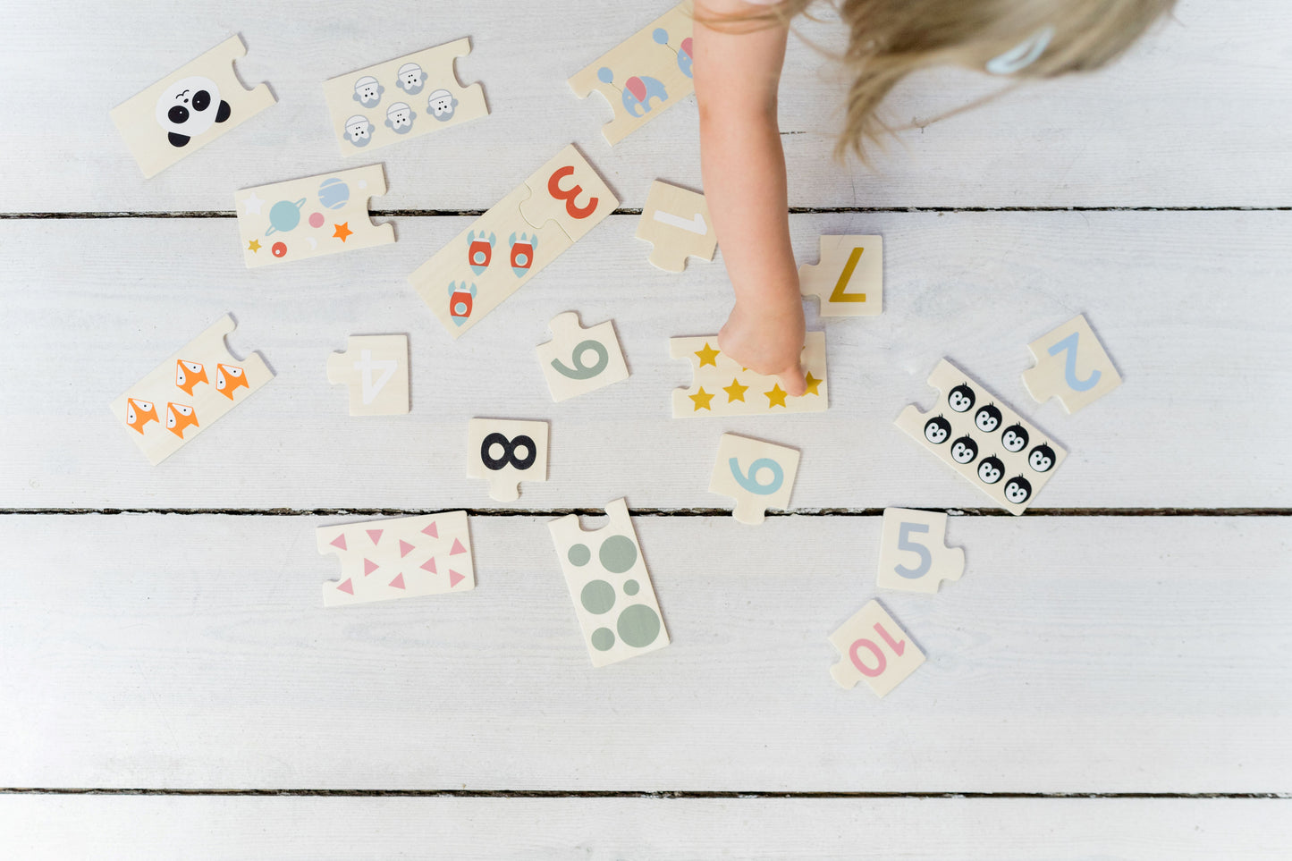 Das Lernspiel Zahlen aus Holz in Aktion – ideales Lernspielzeug für Vorschulkinde.