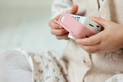 Die 'Rookie Blush' Silikonhülle in rosé umschließt die Kinderkamera perfekt und schützt sie vor Stößen.