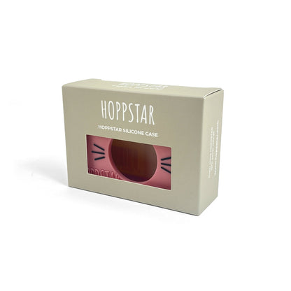 Die 'Rookie Blush' Silikonhülle für Kinderkameras in ihrer Kartonverpackung, gut geschützt und ordentlich verpackt, zeigt die weiche, rosafarbene Hülle mit Ausschnitten für die Kamera.