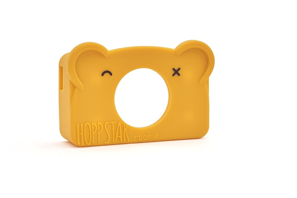 Die 'Rookie Honey' Silikonhülle in honiggelb, abgebildet allein auf einem neutralen Hintergrund, zeigt die weiche Textur und die passgenaue Form für eine Kinderkamera.