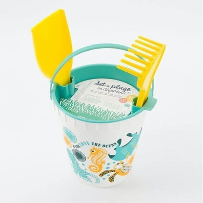 Strandspielzeug aus Algenmaterial – eine Sammlung fröhlicher Meeresbewohner.