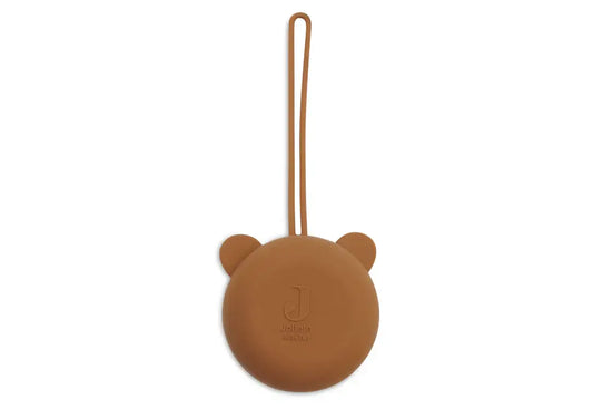 Rückseite der Caramel Farbigen Schnullerbox in Bärenform aus Silikon mit Schlaufe