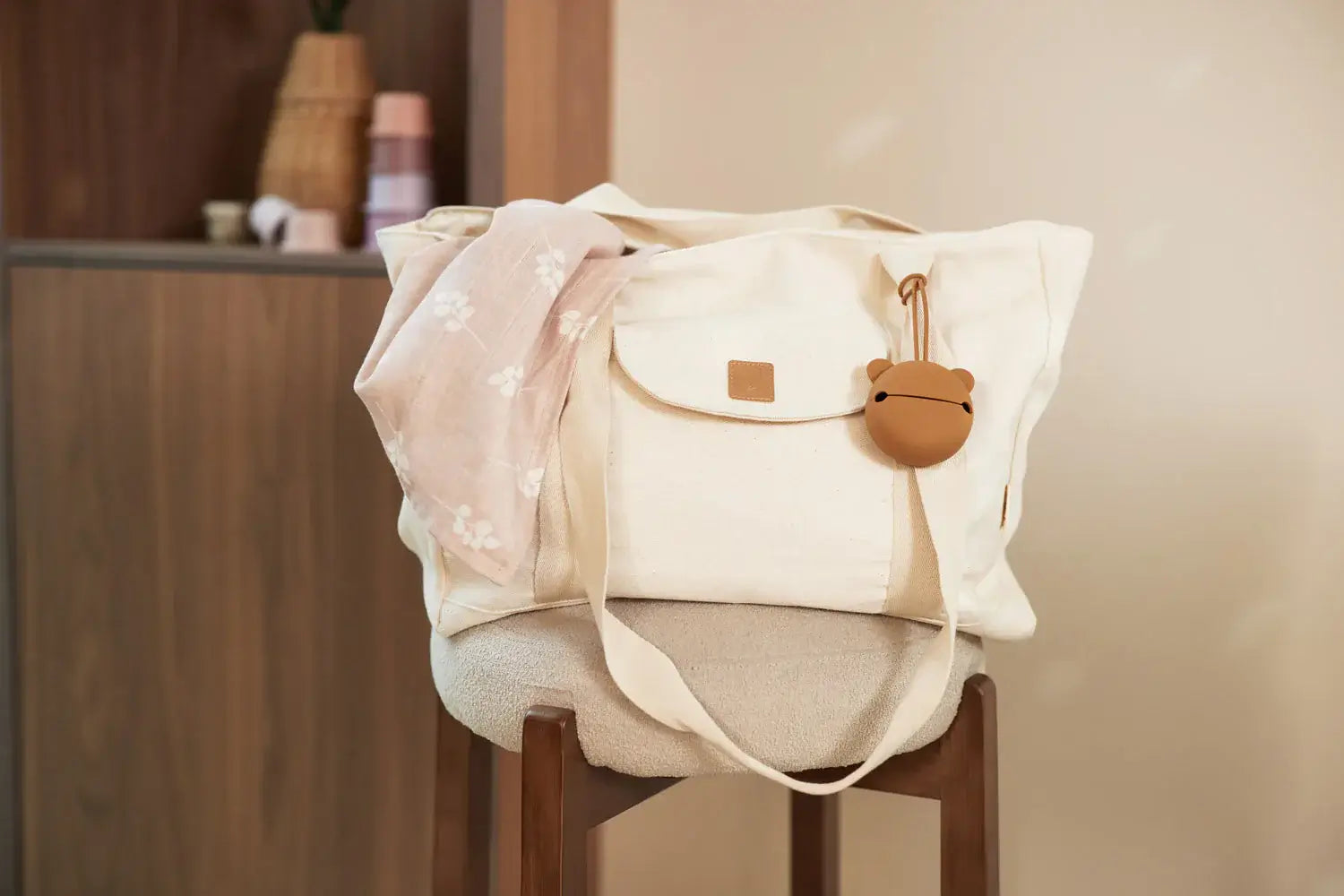 Braune Bären-Schnullerbox aus Silikon an Wickeltasche befestigt – praktisches Baby Zubehör