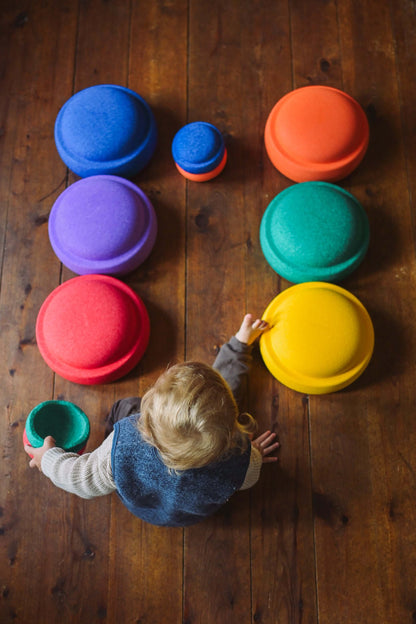 Kind spielt auf dem boden mit demStapelstein® Original Mini rainbow classic 6er Set