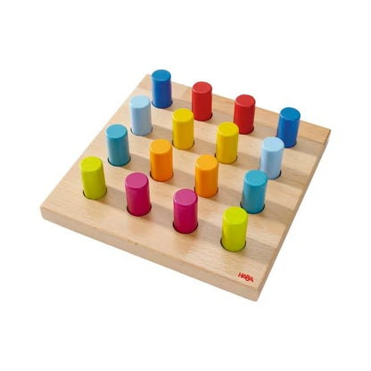 Steckspiel ‚Farbkringel‘ aufgebaut mit verschiedenen farbigen Ringen und Steckstangen.