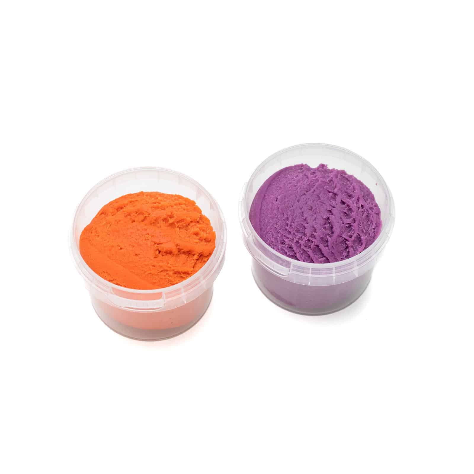 Nahaufnahme der Knetdosen im Easy-Knete Set 'Suri' in kräftigem Orange und Violett für endlosen Spaß.